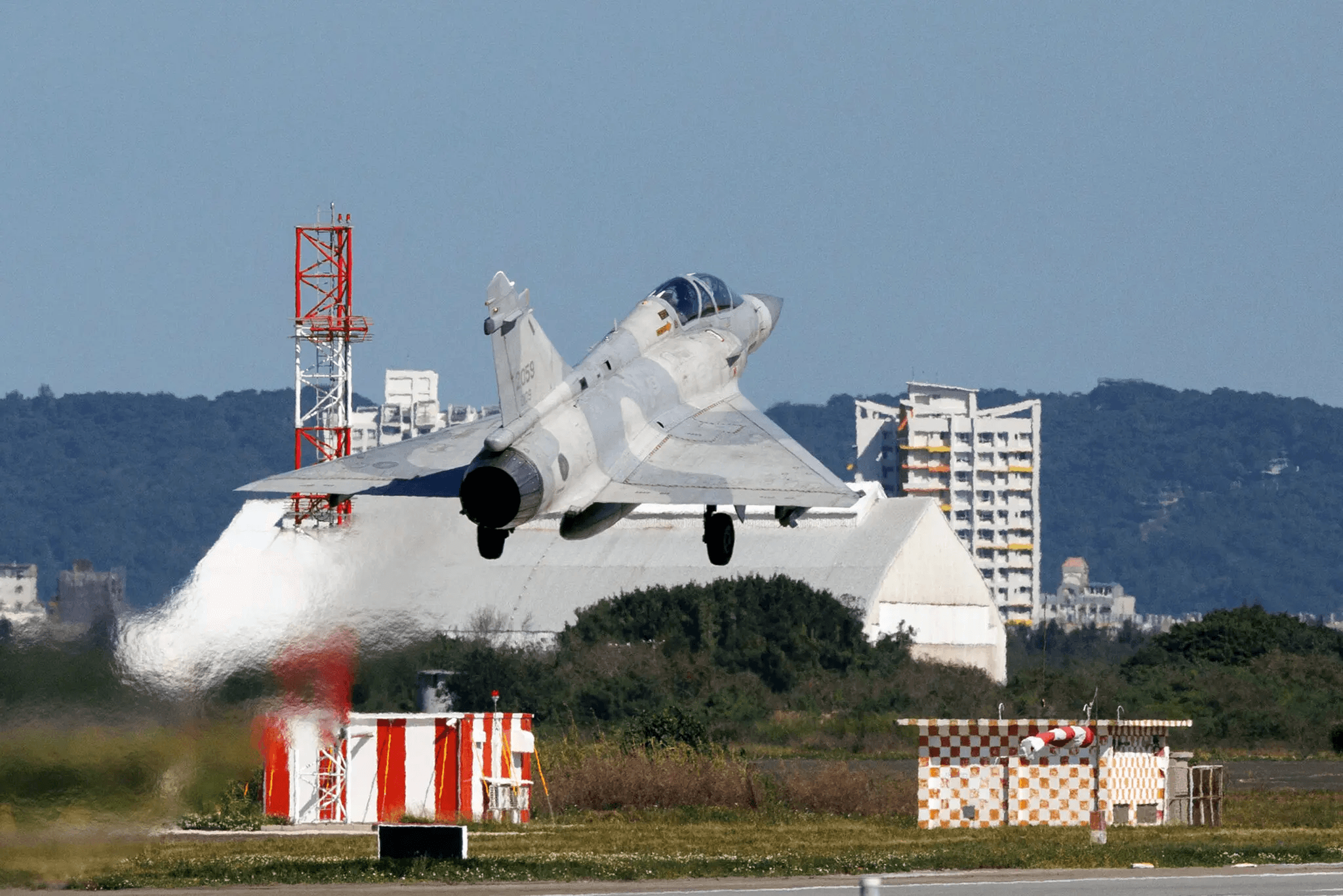 China moviliza fuerzas por tierra, mar y aire para un ejercicio cerca de Taiwán