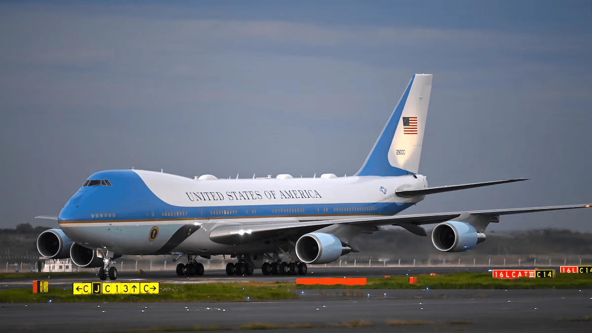 Trump ‘se lleva un sustote’: Falla avión Air Force One con el que viajaría a Davos; utilizará otro