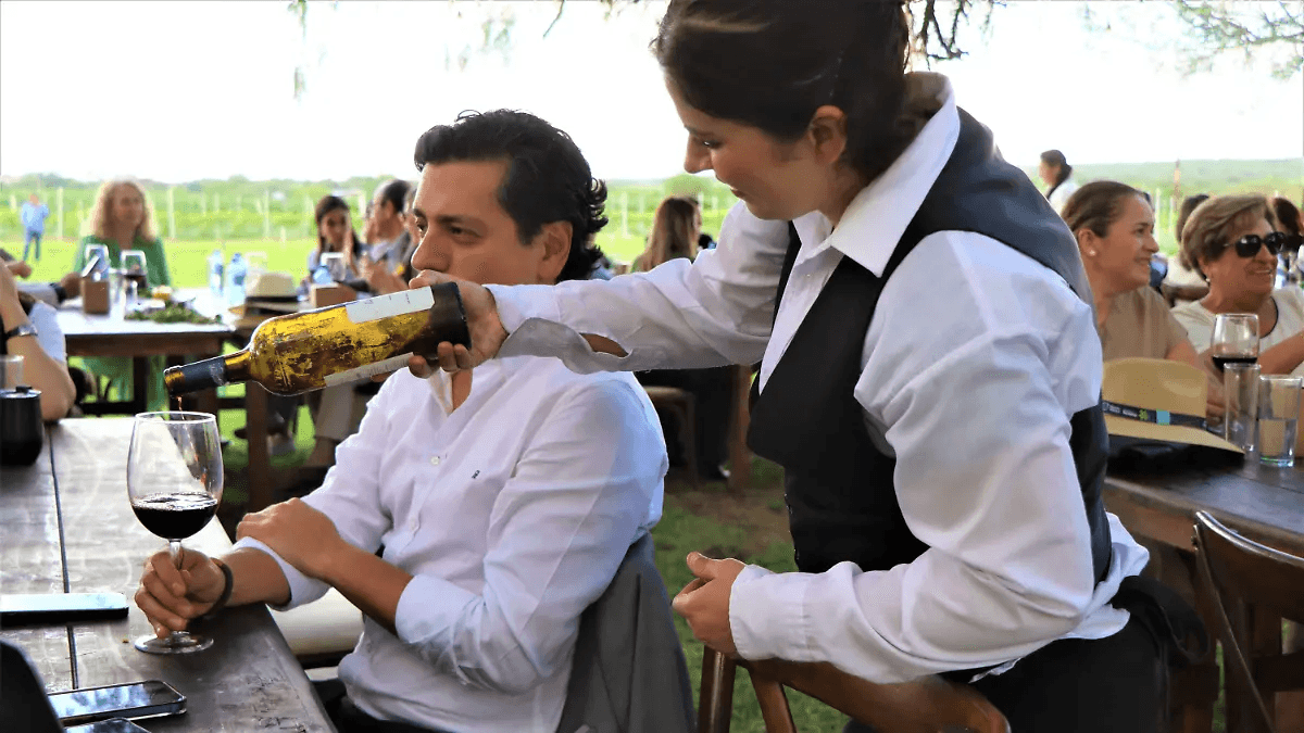 Restauranteros en Aguascalientes analizan eliminar el servicio de meseros ante el impacto de los incrementos salariales