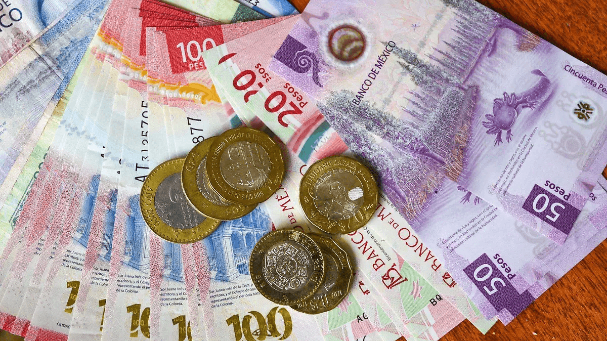 Peso rompe la barrera de las 17.50 unidades por dólar