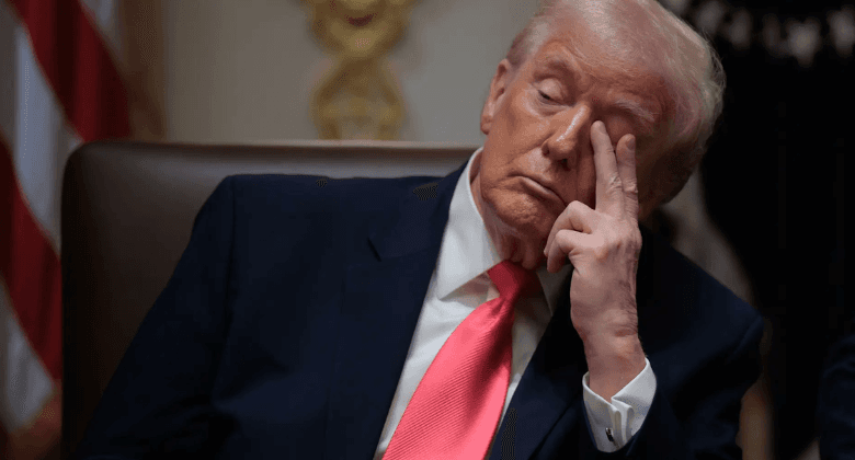 Trump admite cerrar los ojos en el gabinete por aburrimiento