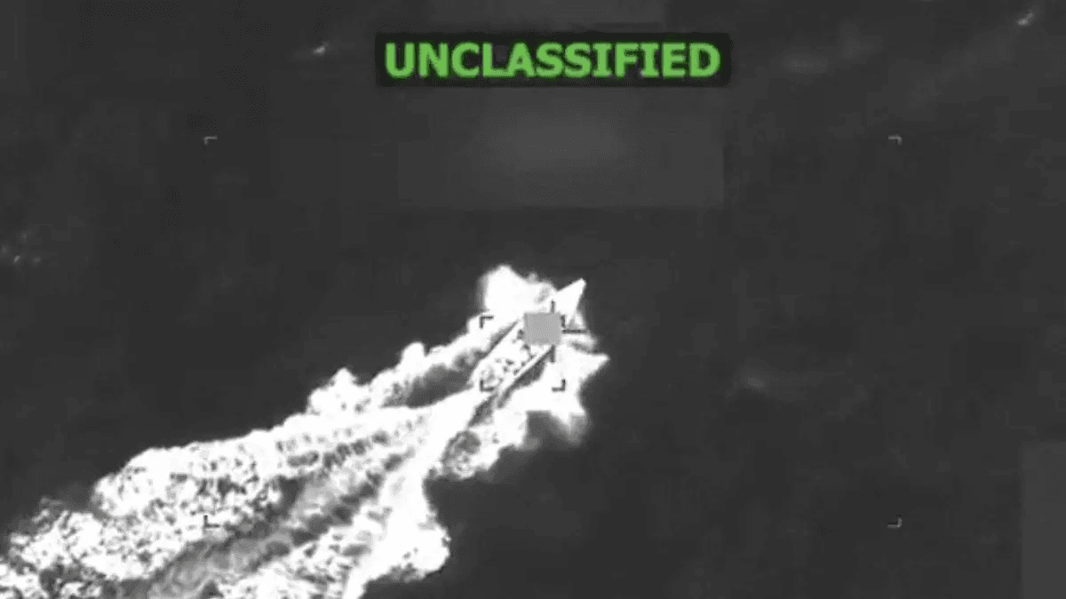 EU hizo pasar avión militar como civil para ataques contra embarcaciones, según The New York Times