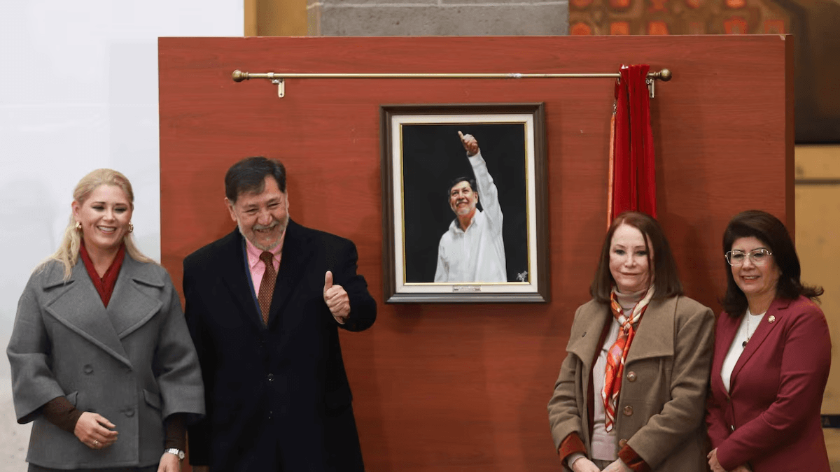 ‘Espejito, espejito’: Noroña devela su retrato en el Senado; advierte que seguirá viajando