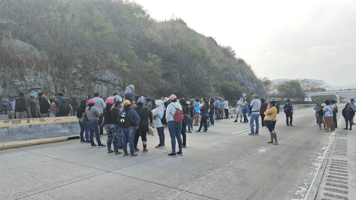 Tras 7 horas de bloqueo, manifestantes liberan Autopista del Sol