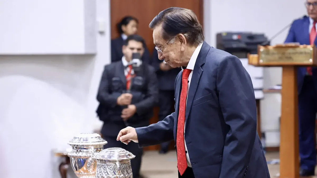 José María Balcázar, legislador izquierdista, es elegido presidente de Perú