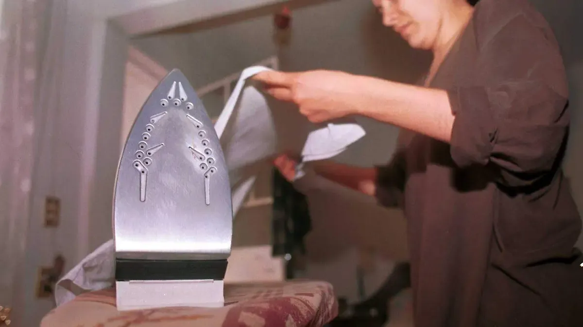 Mujeres dedican 17 horas más que los hombres al trabajo no remunerado en el hogar