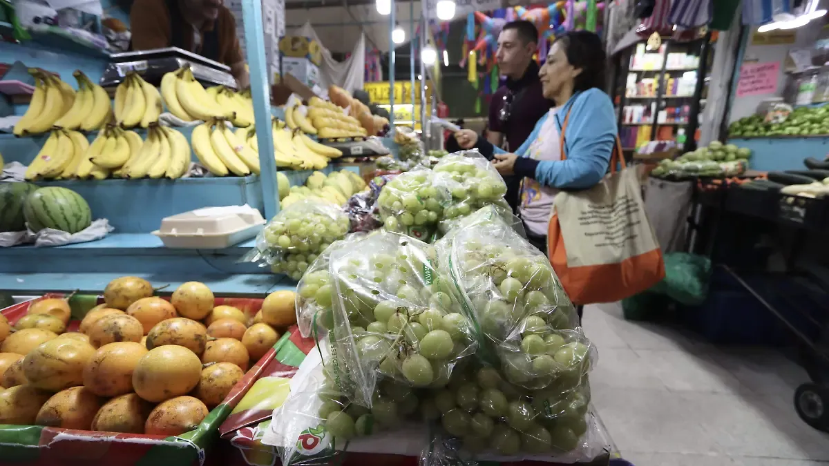 Consumo privado inicia el año con caída en enero y débil repunte en febrero, estima Inegi