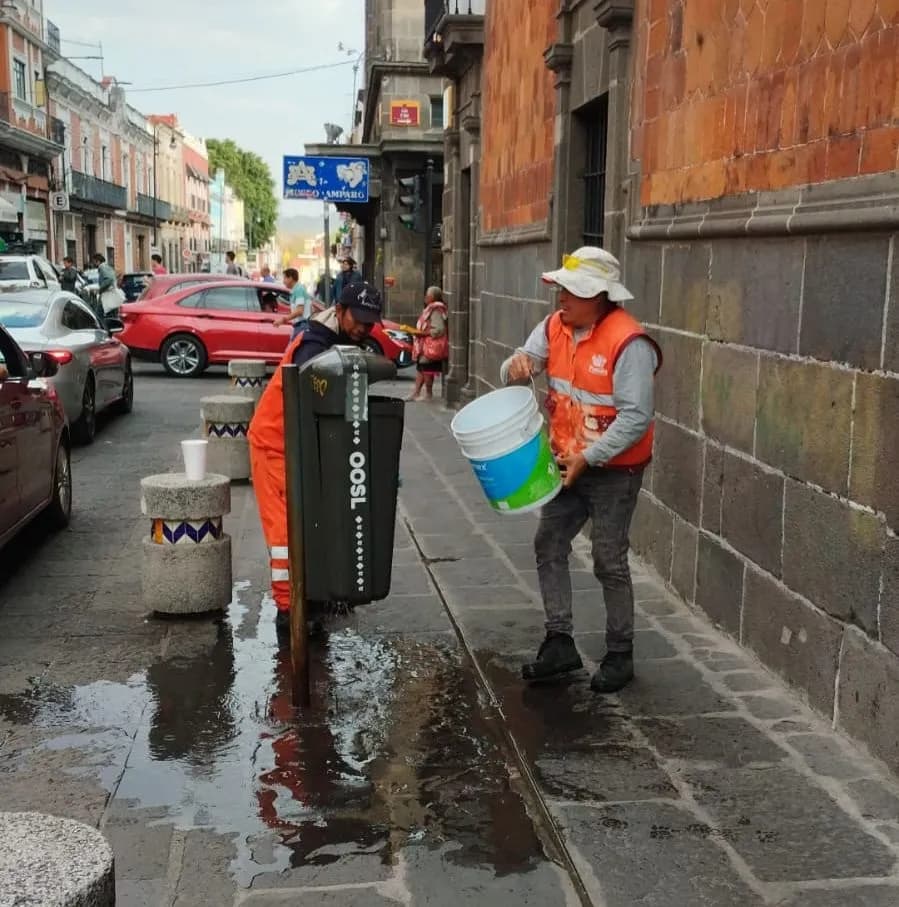 Refuerzan la limpieza en el Centro Histórico con lavado y sanitización de papeleros y soterrados