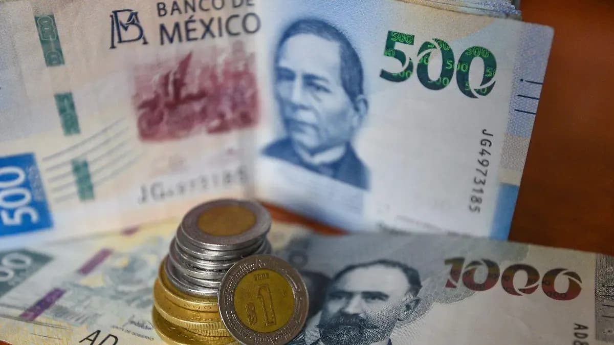 Peso mexicano se debilita 1.03% frente al dólar y cierra jornada a la baja