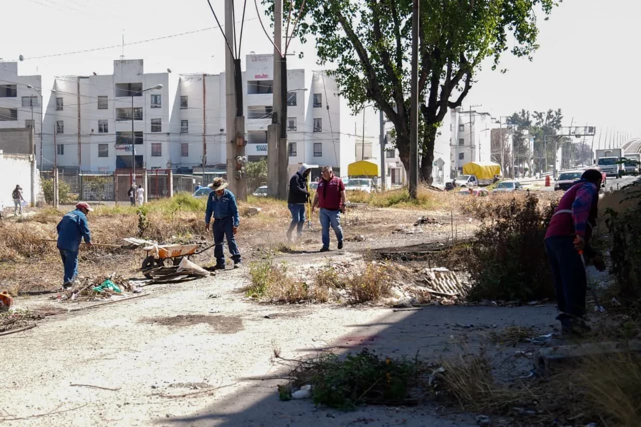 Refuerza mantenimiento de áreas verdes en Puebla capital