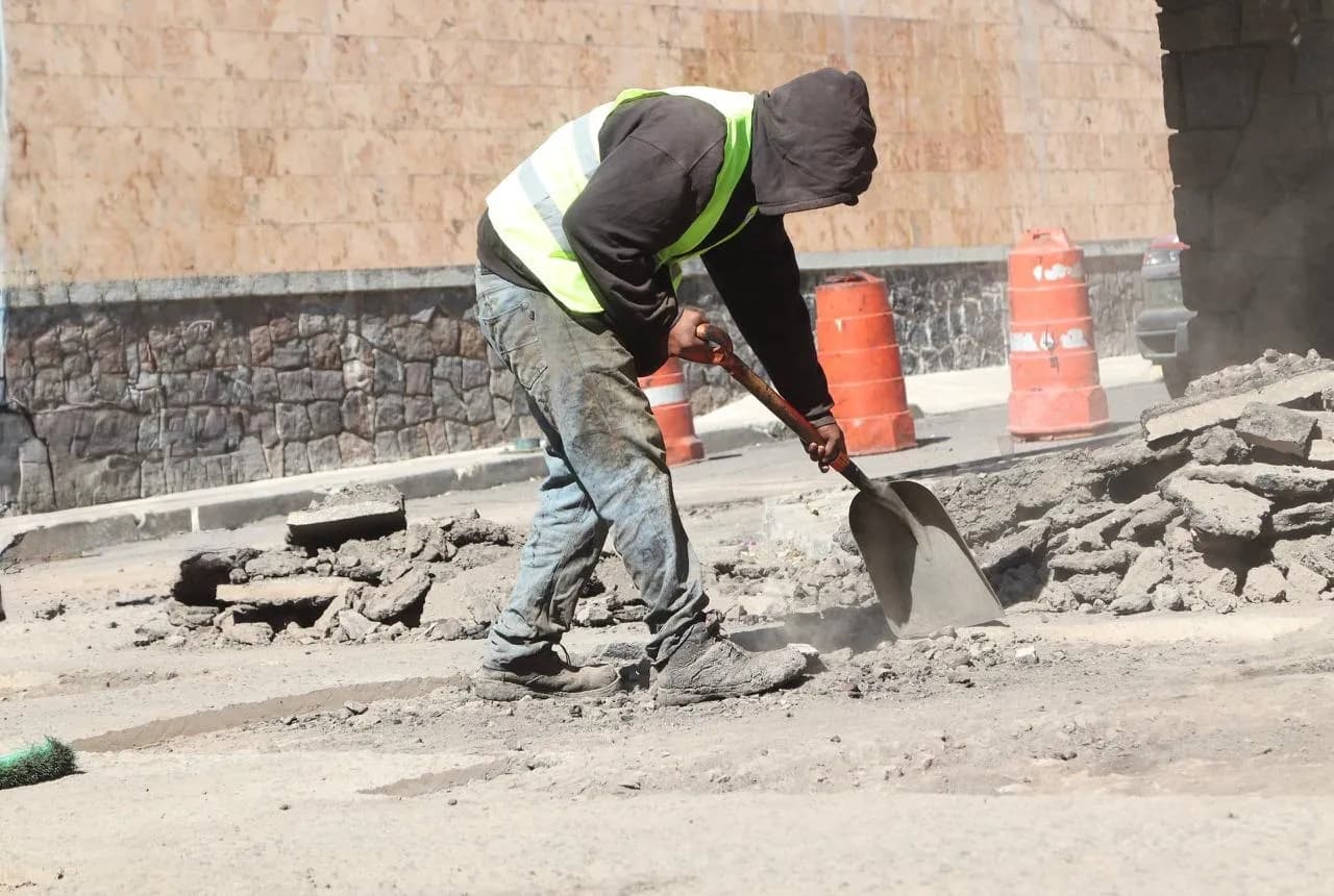 Supervisan trabajos de bacheo en la colonia El Carmen