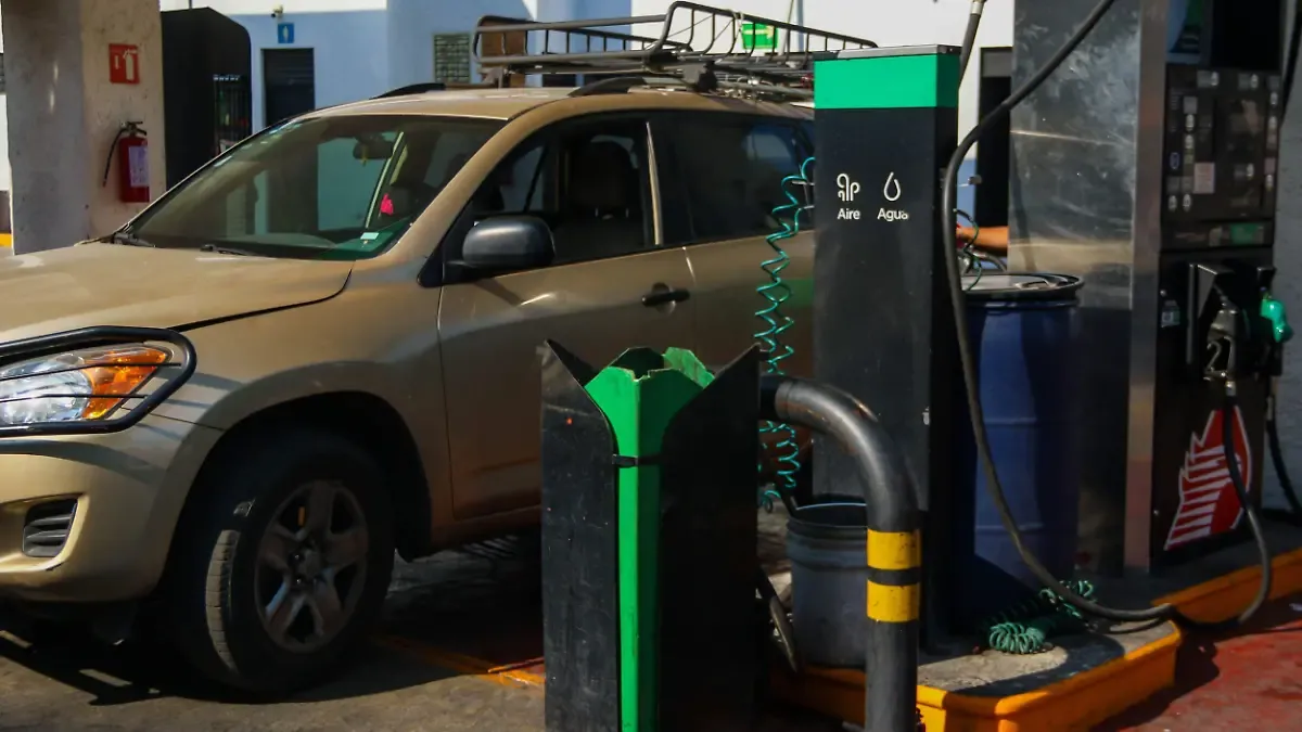 Acuerdan Gobierno y sector gasolinero reducción del precio del diésel