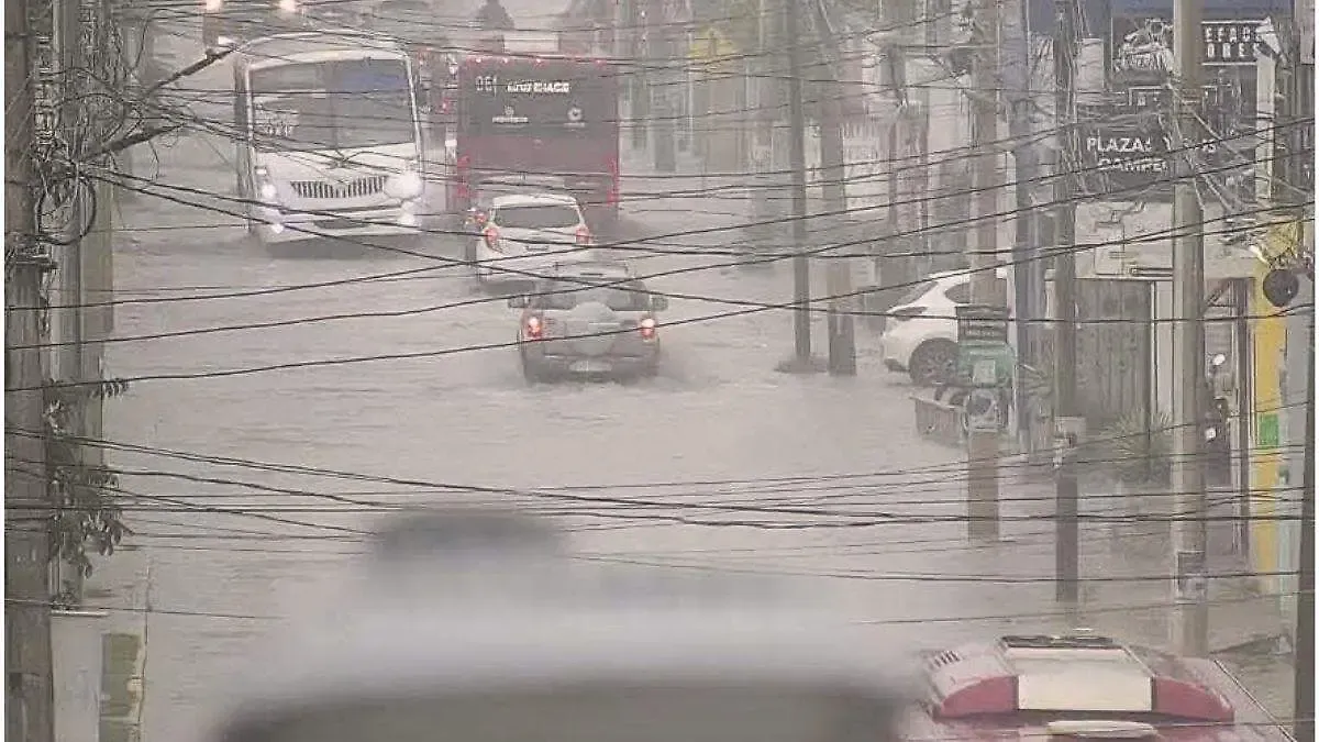 Tormentas inundan calles en Campeche y Ciudad del Carmen