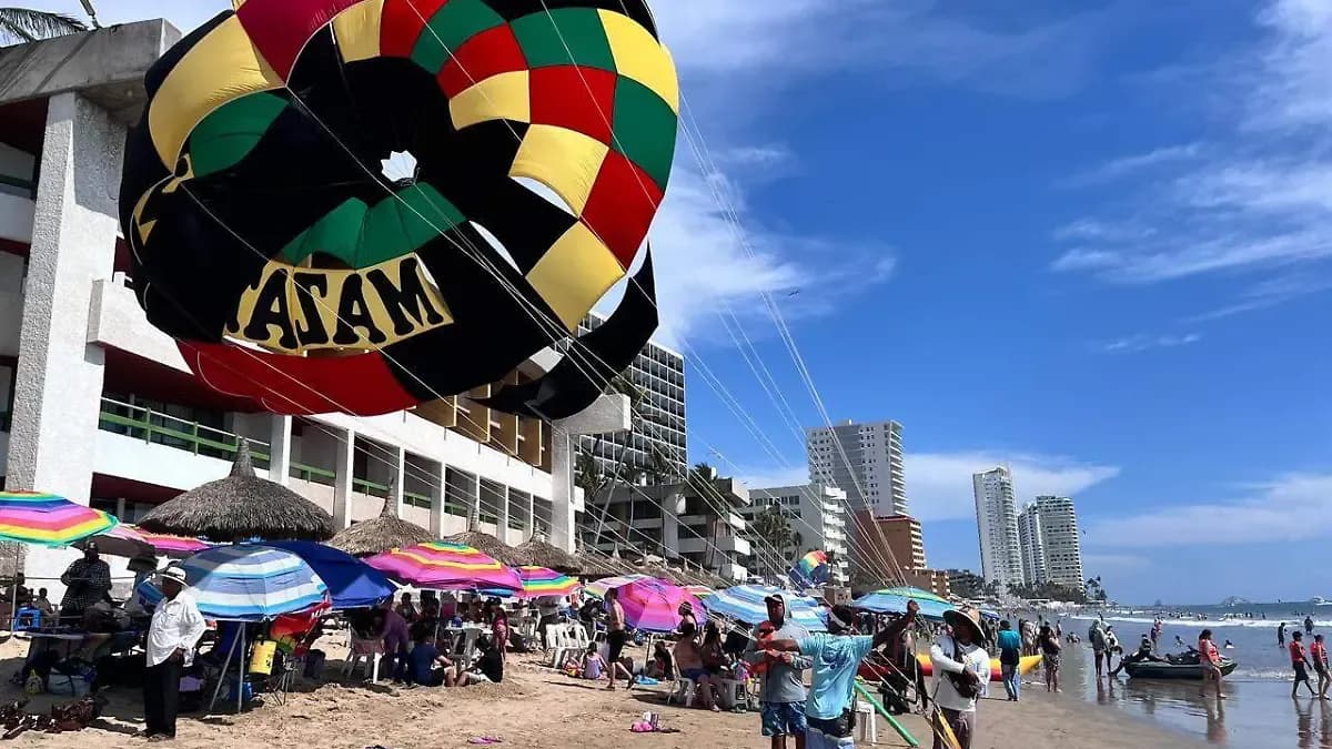 Playas mazatlecas desbordan ambiente familiar este Sábado de Gloria