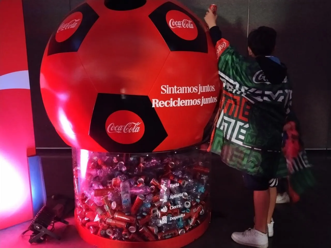 Donación de latas impulsa rehabilitación de canchas deportivas en Puebla