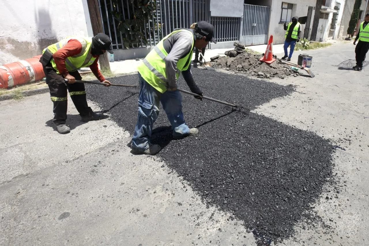 Refuerzan mantenimiento vial en el Barrio El Refugio