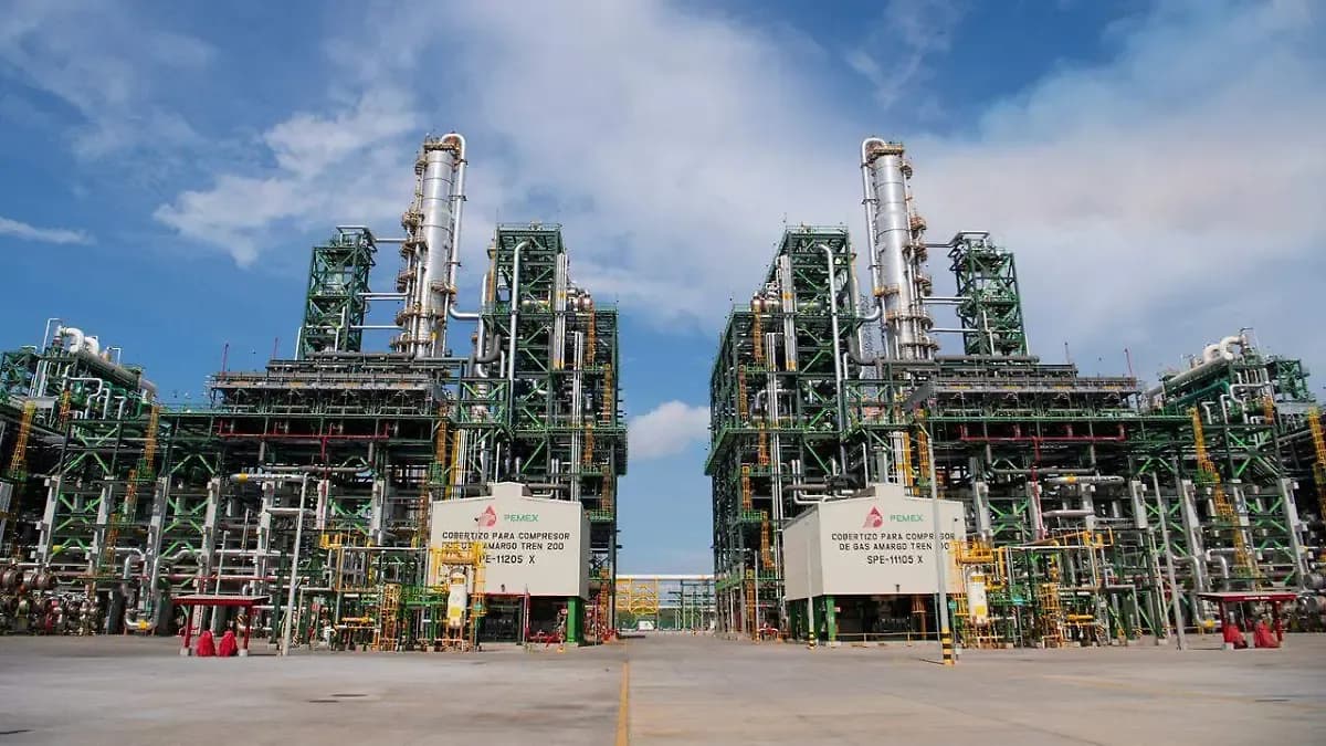 Desmiente Pemex fuga de gas en Refinería Olmeca; aclara que se trata de vapor de agua