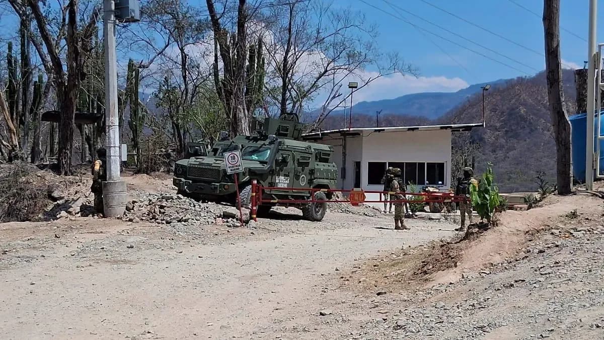 Personal de rescate continúa extrayendo agua de la mina en la que permanecen atrapados tres mineros