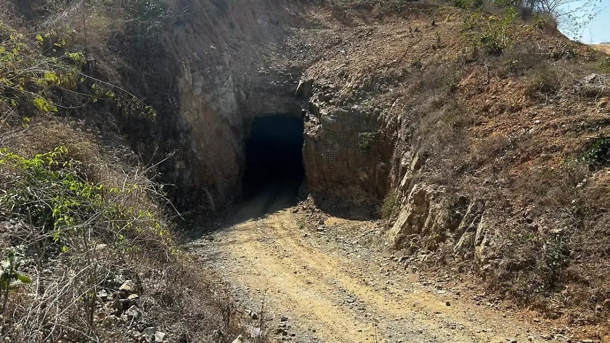 Encuentran vivo a segundo minero en El Rosario; faltan dos