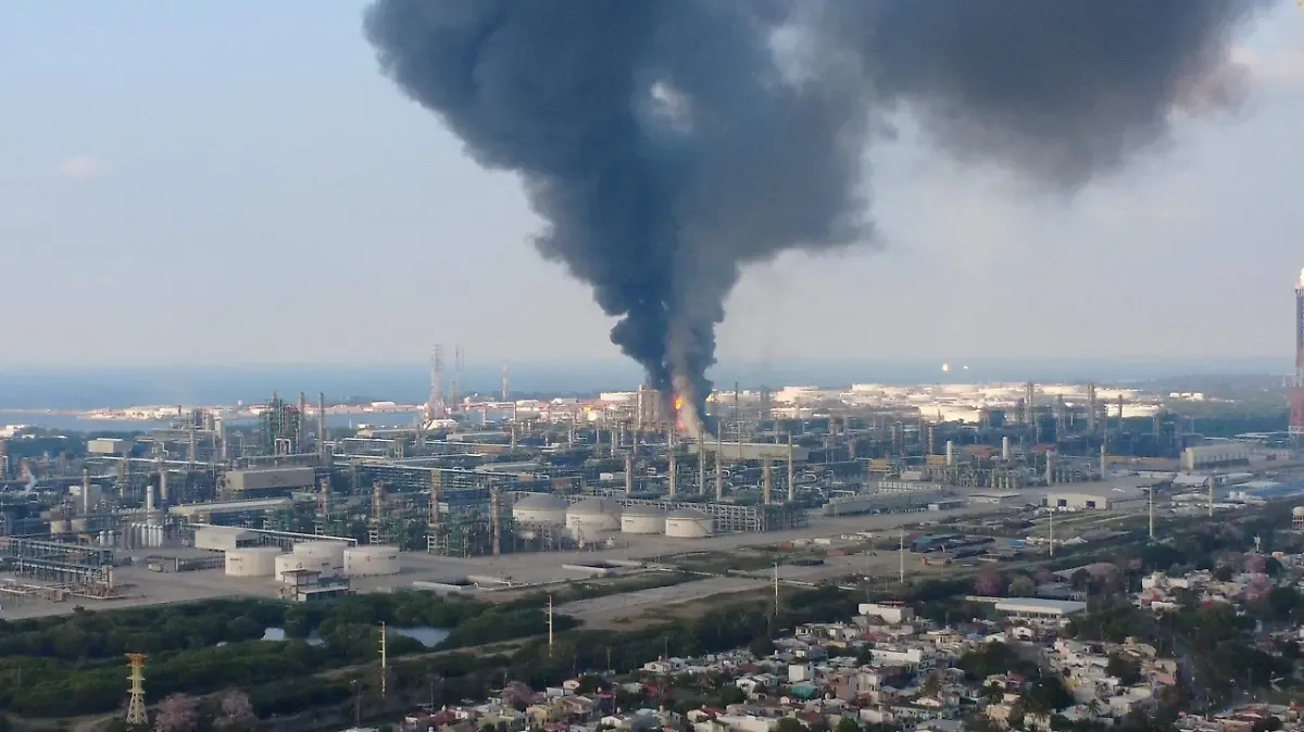Pemex investiga causas del incendio en refinería Dos Bocas; pudo ser por temperatura de coque, dice Sheinbaum