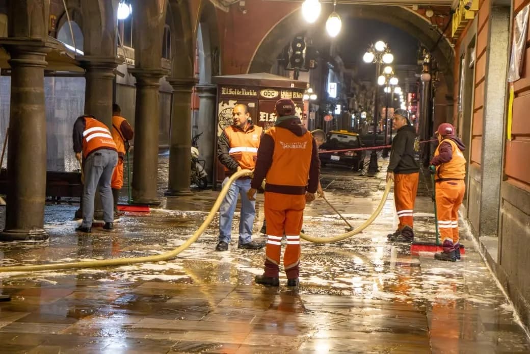 Refueran limpieza en el Zócalo previo a eventos internacionales