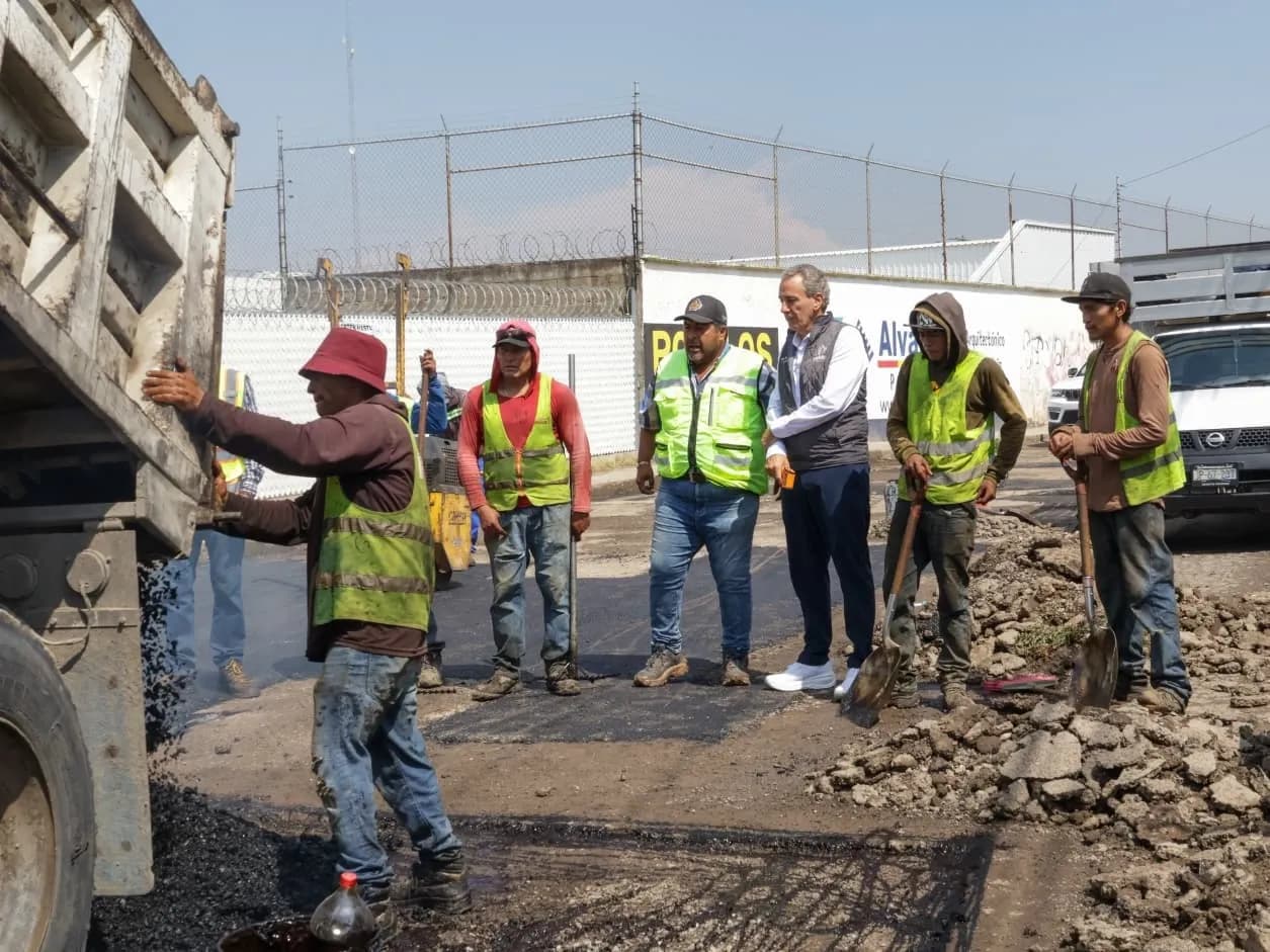 Supervisan mantenimiento vial en San Pablo Xochimehuacan