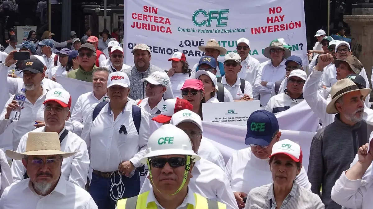 Jubilados de Pemex, CFE y Banobras exigen suspender reforma que atenta contra “pensiones doradas"