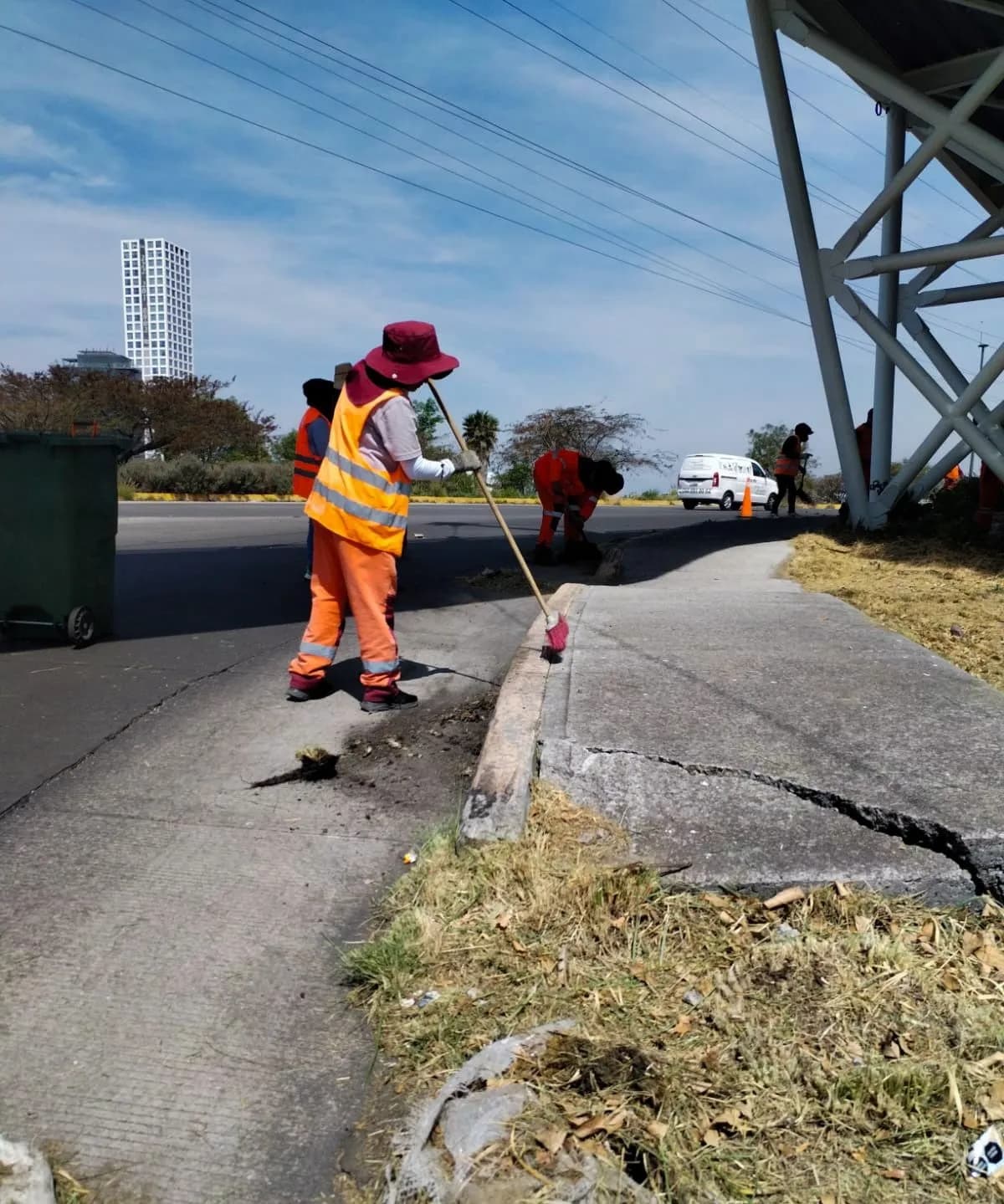 Refuerzan limpieza en Bulevar Municipio Libre