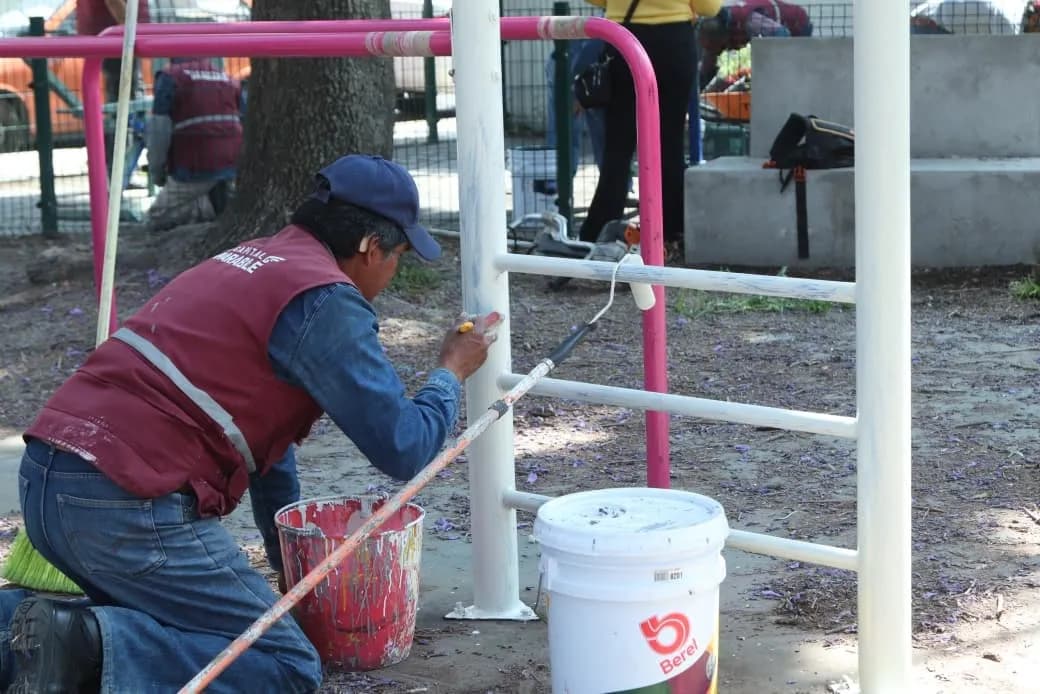 Refuerzan mantenimiento de espacios públicos con poda y chapeo