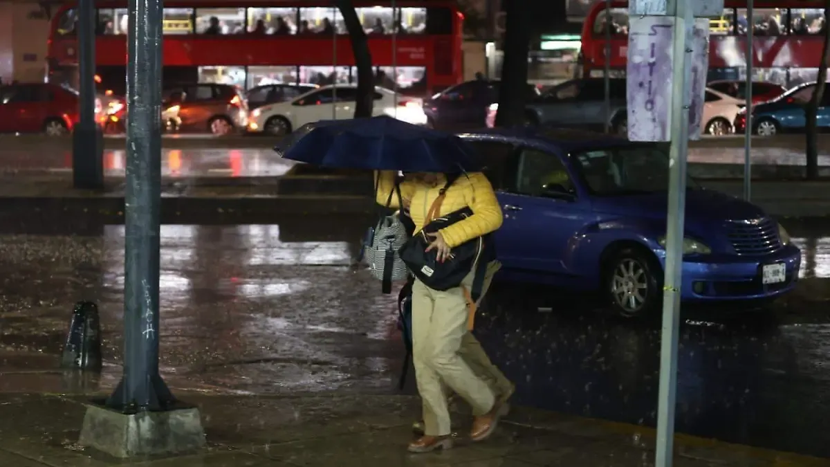 Cae tormentón en varias alcaldías de la CDMX; ya hay retrasos en el Metro