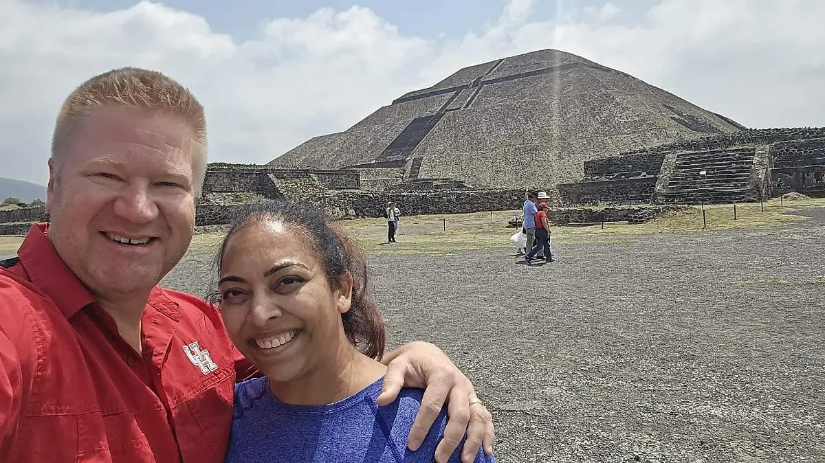 Bomberos de Houston que visitaban Teotihuacán ayudaron a los heridos del tiroteo