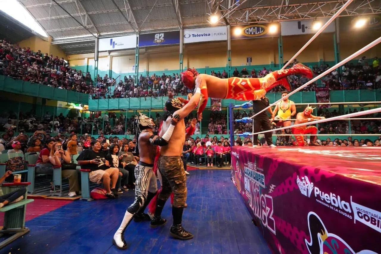 Celebra Puebla a la niñez con función de lucha libre