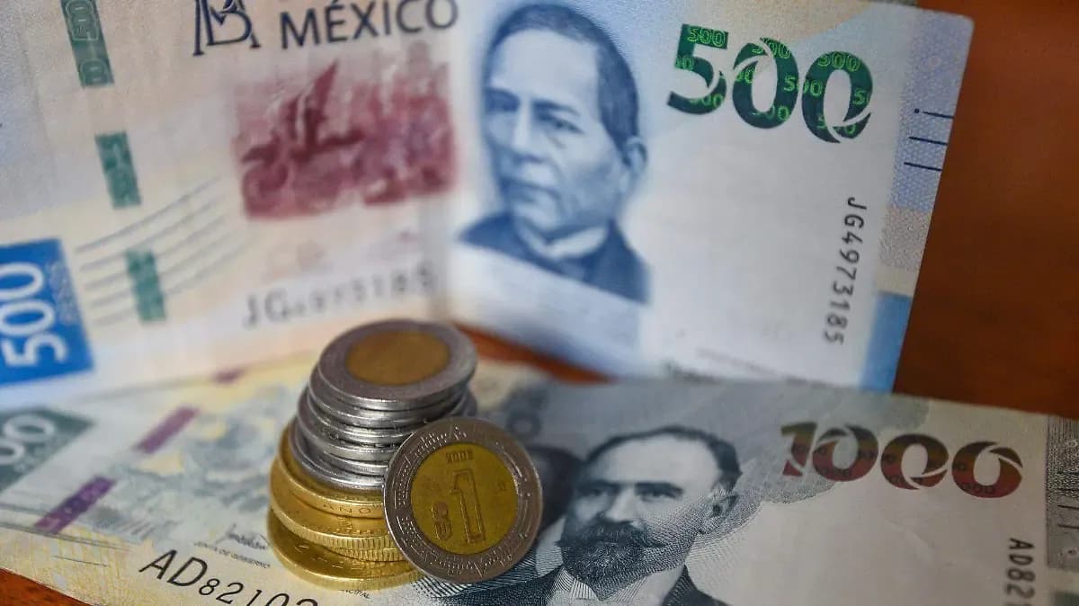 Peso mexicano se deprecia 2.61% en abril, pero registra avance en lo que va del año