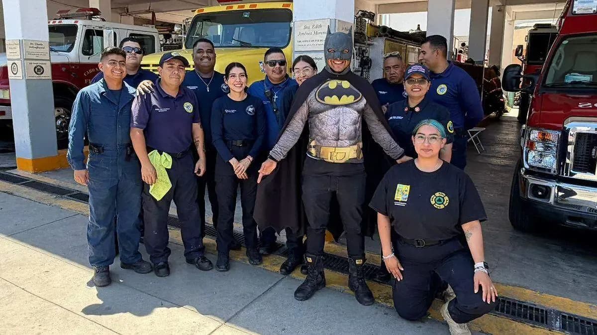 El “Batman” viajero cruza Los Cabos en su recorrido a pie por los 32 estados del país