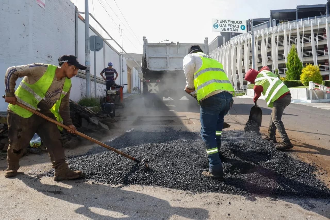 Supervisan trabajos de bacheo en zonas prioritarias
