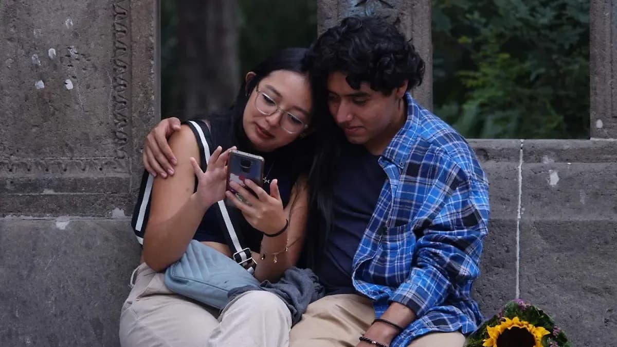 Mexicanos pasan una hora más en internet que el promedio mundial