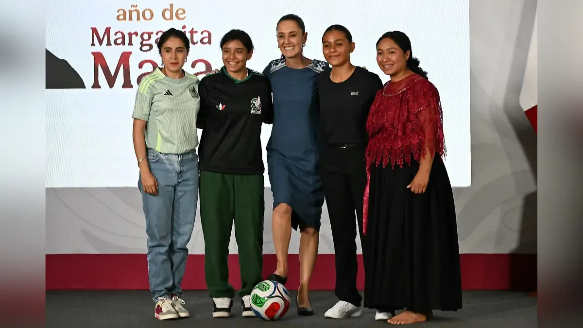Sheinbaum entrega a cuatro mujeres jóvenes los boletos para partidos del Mundial 2026