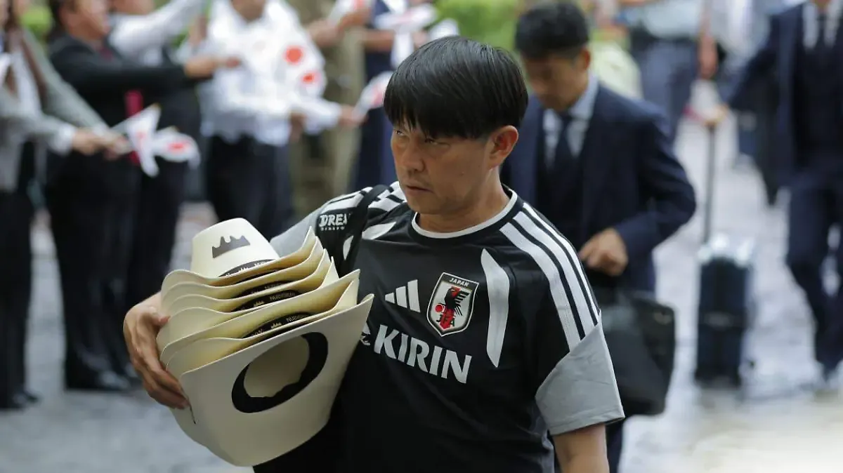 ¡Llegaron los Blue Samurai! Japón aterriza en Monterrey y provoca furor de aficionados en el aeropuerto