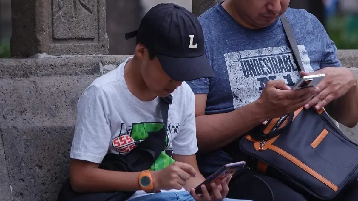 Partido Verde propone prohibir redes sociales a menores de 14 años