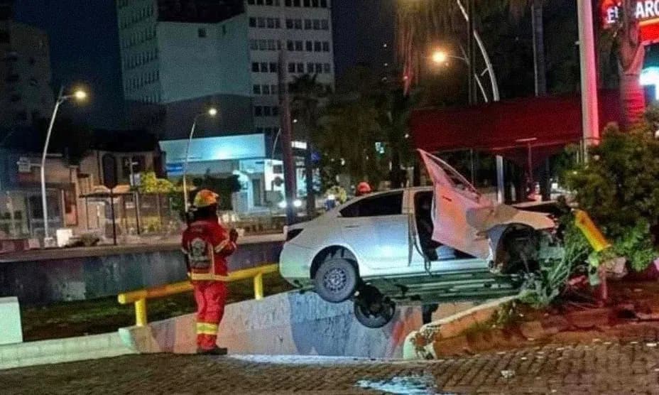 Automóvil derriba semáforo tras accidente en la Avenida Juárez de Puebla