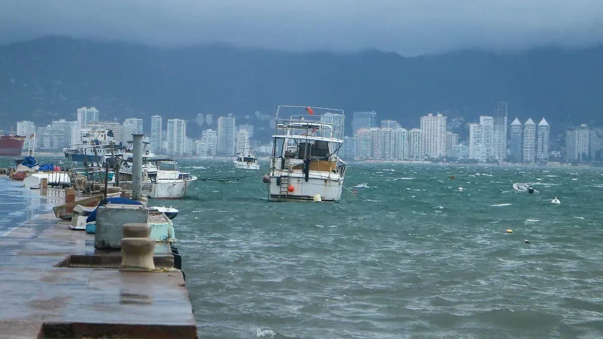 Marina ordena cierre de puertos en Acapulco, Zihuatanejo y Huatulco por riesgo de Depresión Tropical Dos-E