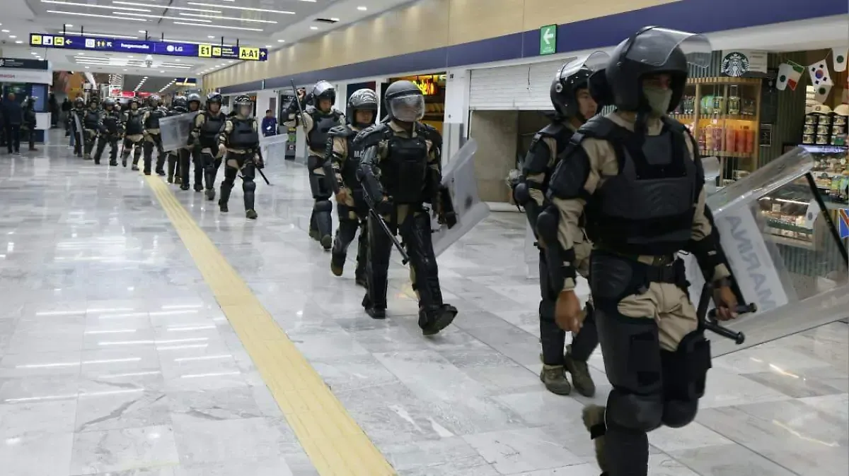 Llegan antimotines al AICM por posible protesta de CNTE