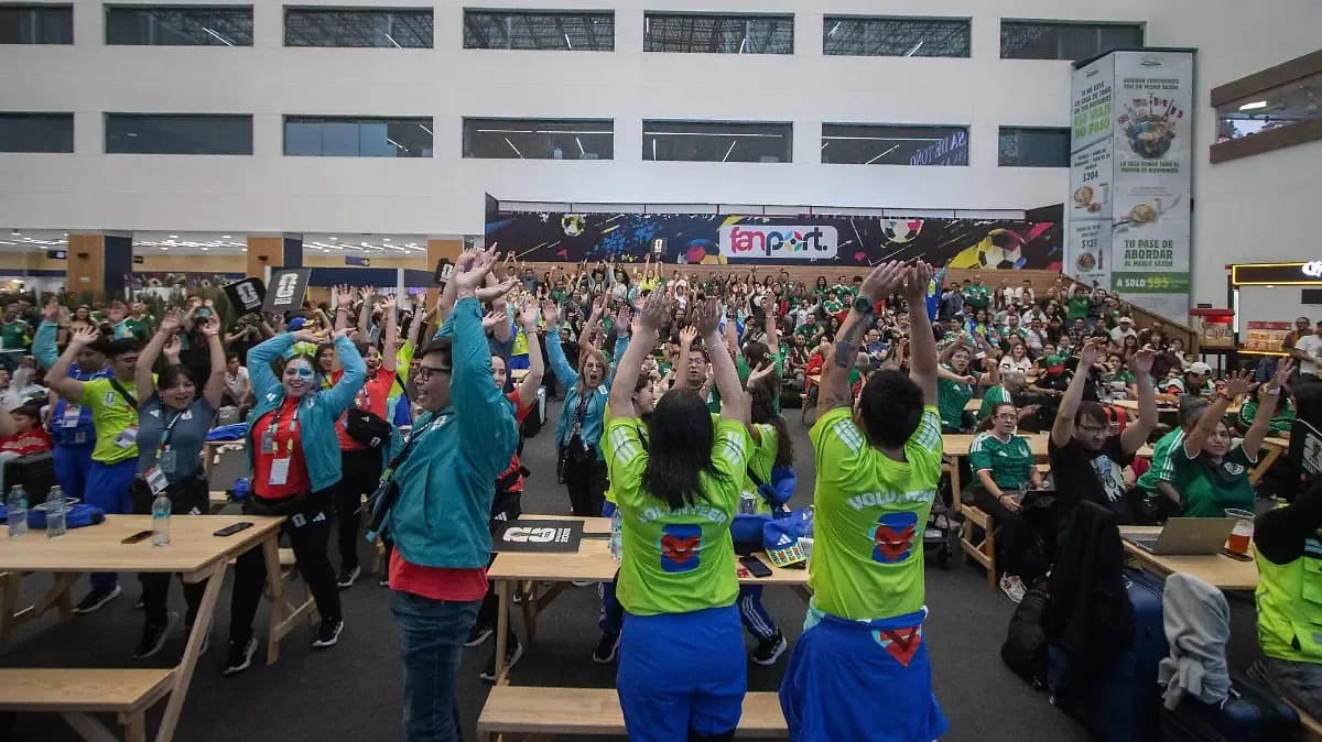 Aficionados celebran el arranque del Mundial desde al AICM hasta los festivales futboleros en CDMX
