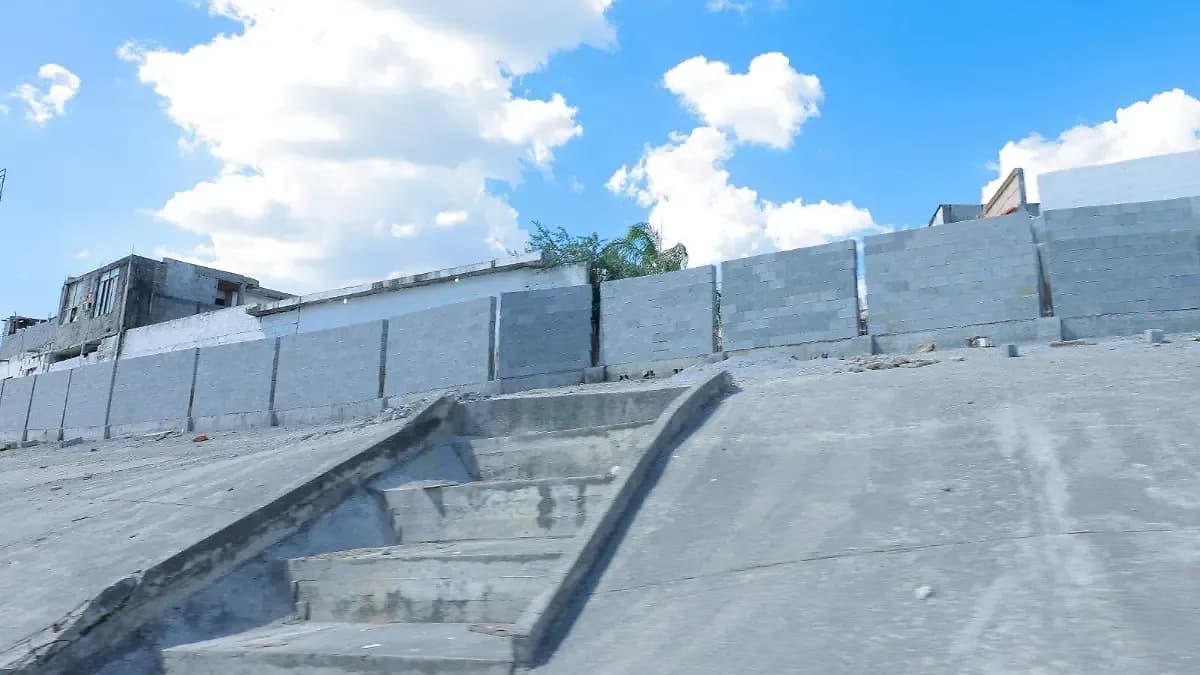 Gobierno de Nuevo León genera debate por ocultar colonias, con lonas y bardas, a turistas