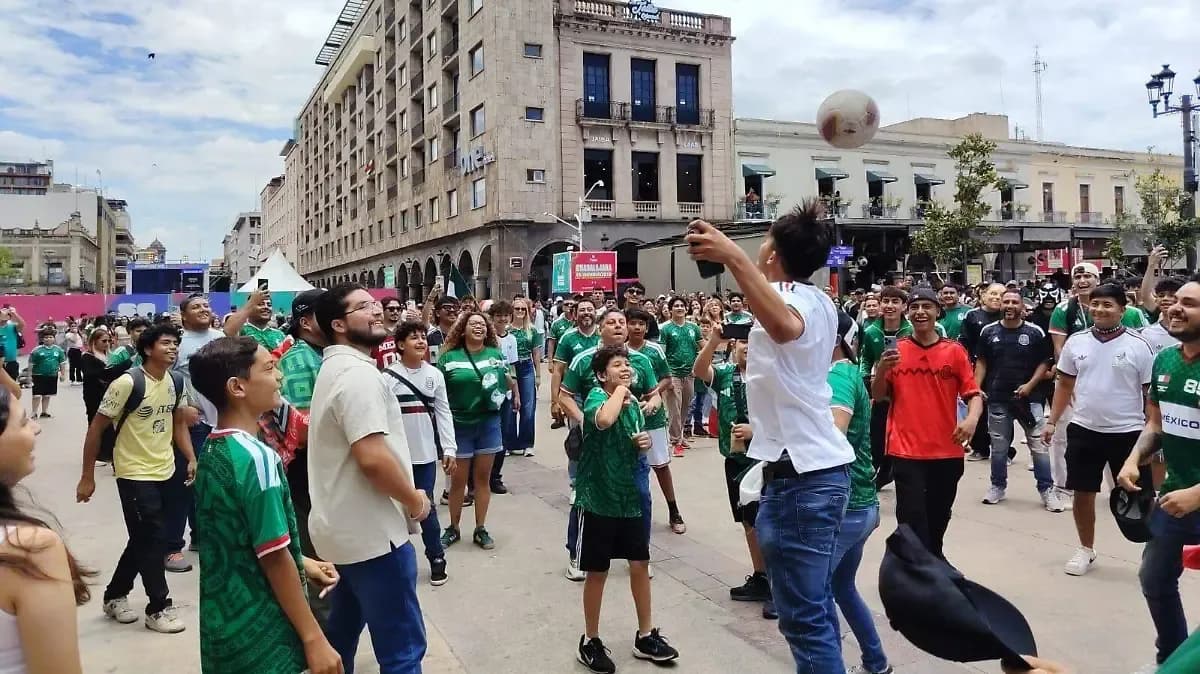 Sin espacio en Plaza Tapatía, la afición toma el Centro Histórico para ver el México vs Corea
