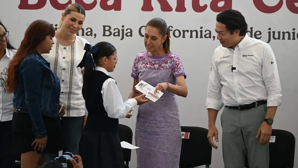 Beca Rita Cetina beneficiará a casi 600 mil alumnos; Sheinbaum pide reducir tiempo en redes sociales