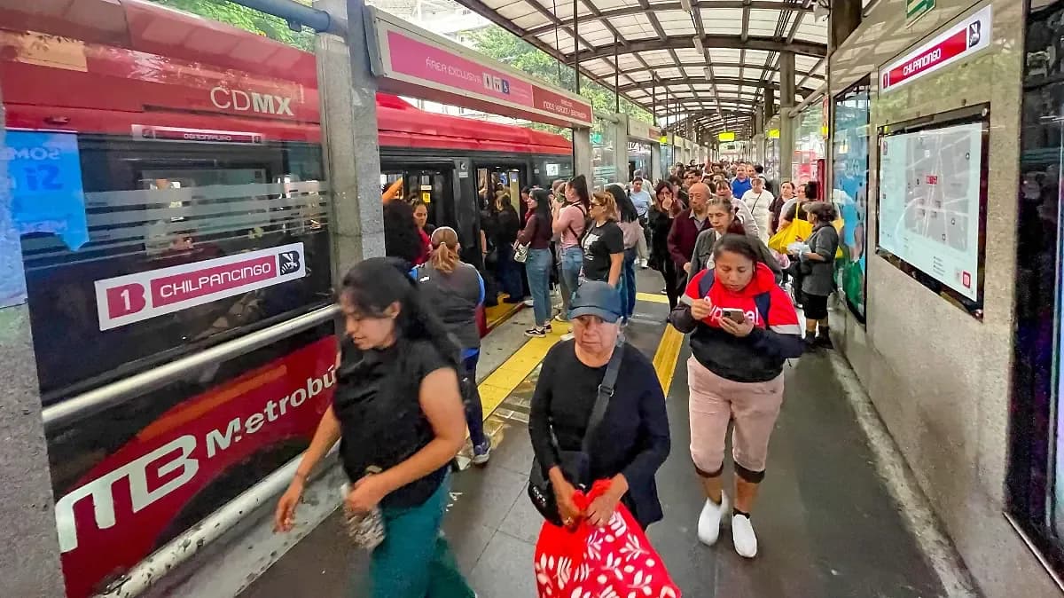 Metrobús transporta siete veces más pasajeros en 21 años