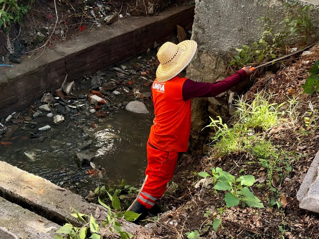 Gobierno de la Ciudad atiende solicitud ciudadana con limpieza de barranca en Romero Vargas