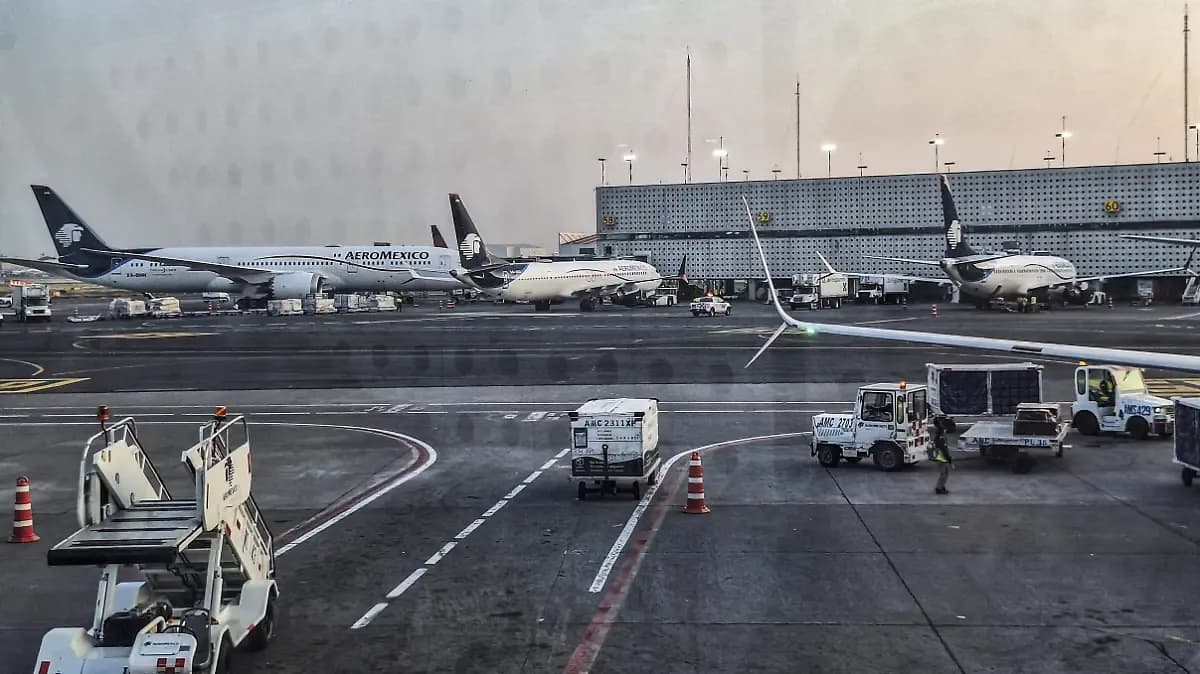 AICM limita operaciones por lluvias; pide a pasajeros consultar el estatus de sus vuelos