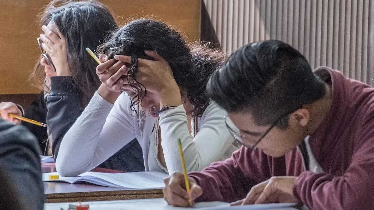 De los acordeones a la Inteligencia Artificial: así evolucionaron los fraudes en los exámenes de admisión en México